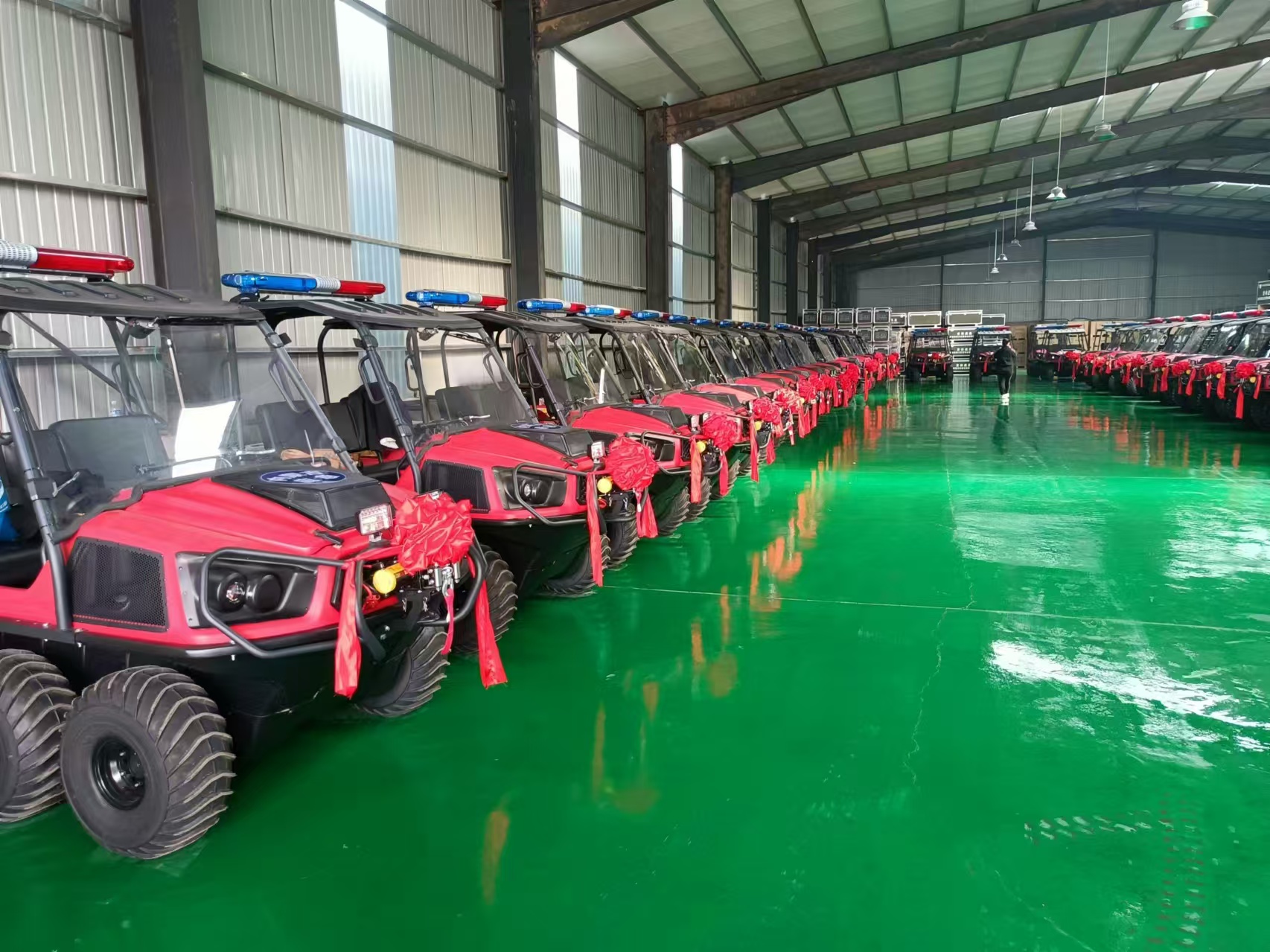 祝賀！河北五星“國(guó)債資金應(yīng)急救援能力提升工程項(xiàng)目”中標(biāo)的55輛“水陸兩棲車”列隊(duì)完畢，準(zhǔn)備發(fā)貨！